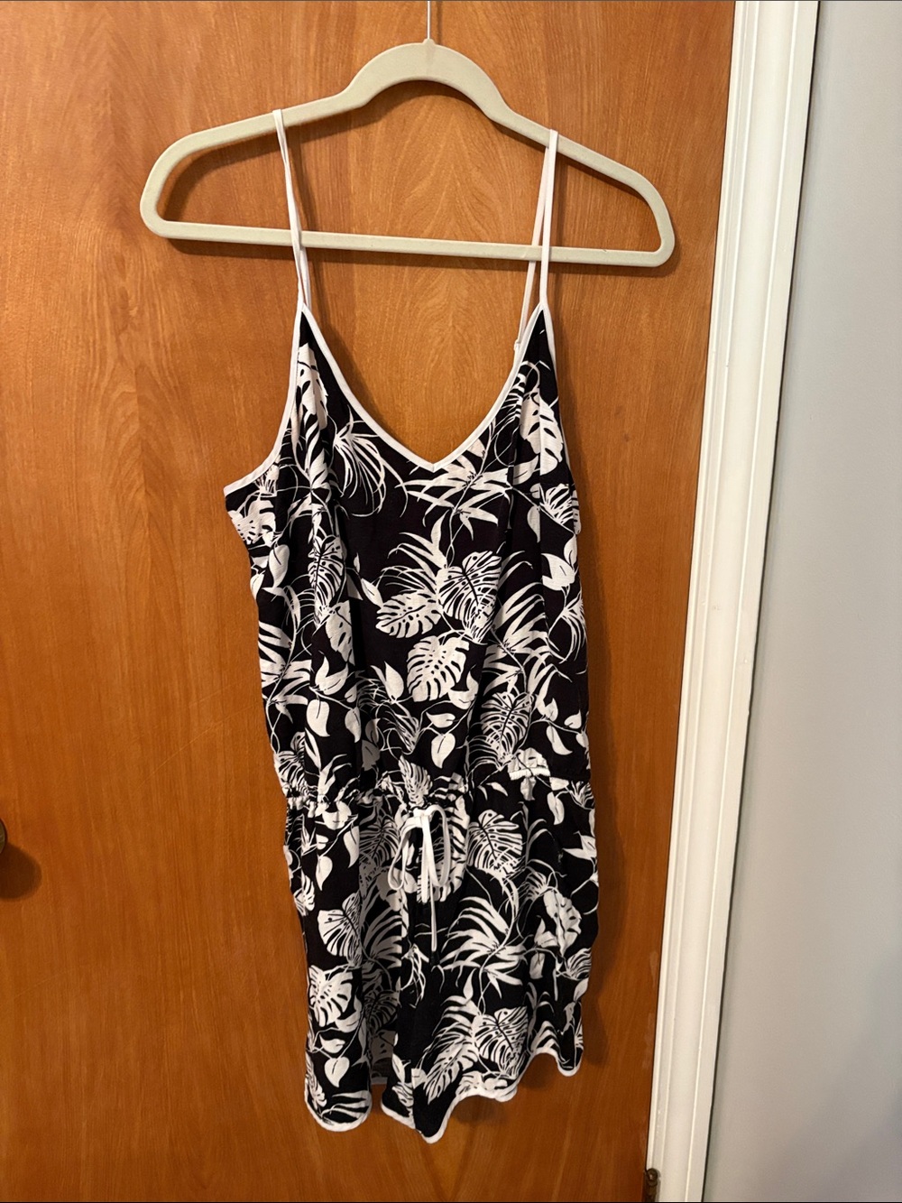 Vince Camuto Black and White Tropical-Print Sleeveless Top